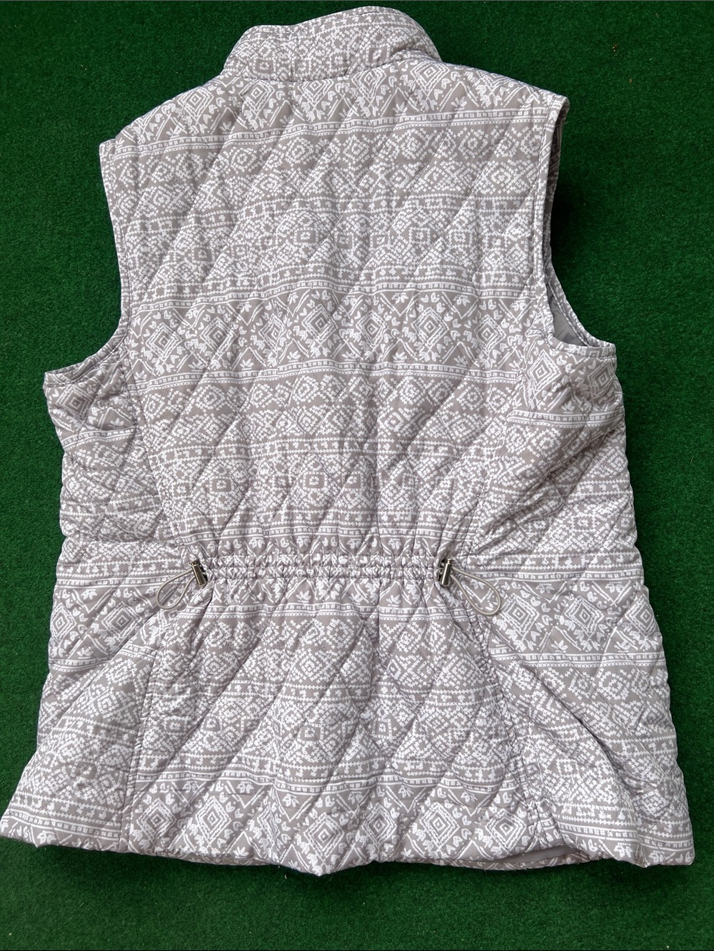 Coldwater Creek Quilted Geometric Vest in Gray and White - Picture 3 of 6